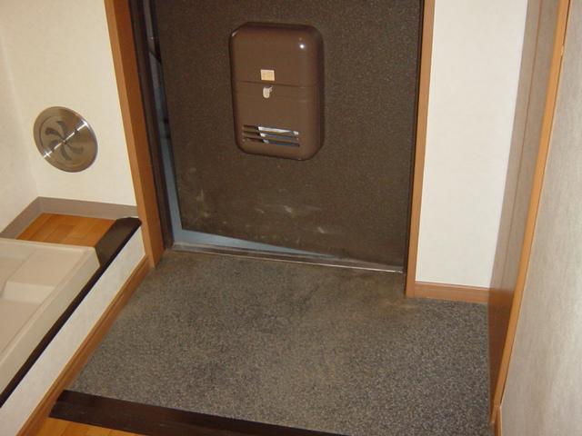 メルヴェール203号室 玄関