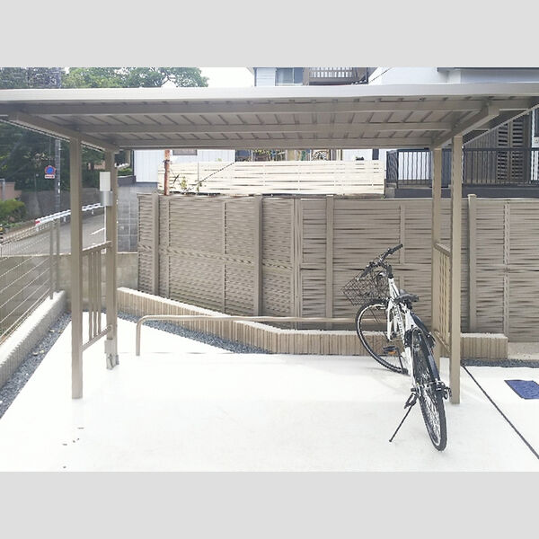 レジデンス・トロワ102号室 駐輪場