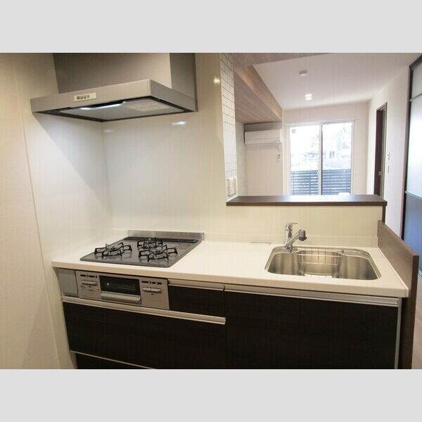 ラ・ペッシュ108号室 対面式3口ガスコンロ付システムキッチン
