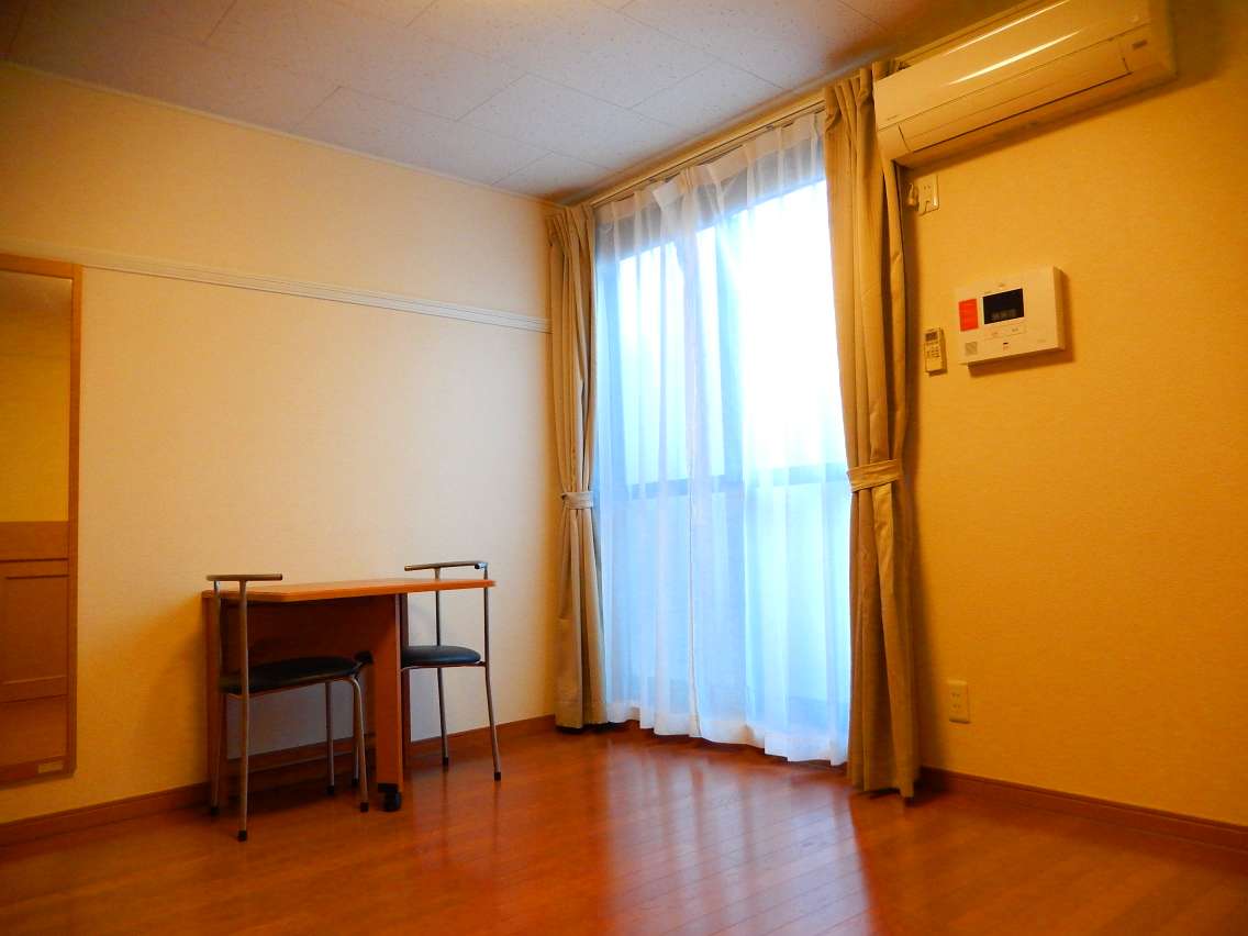 レオパレスラーナ リビング