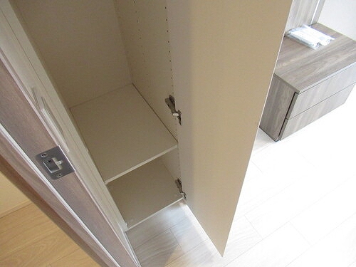 ライオンズ横濱関内レジデンス10階 廊下収納