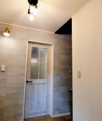 Cozy House南鎌ヶ谷デザイナーズリノベ戸建 照明に拘ったお洒落なエントランス