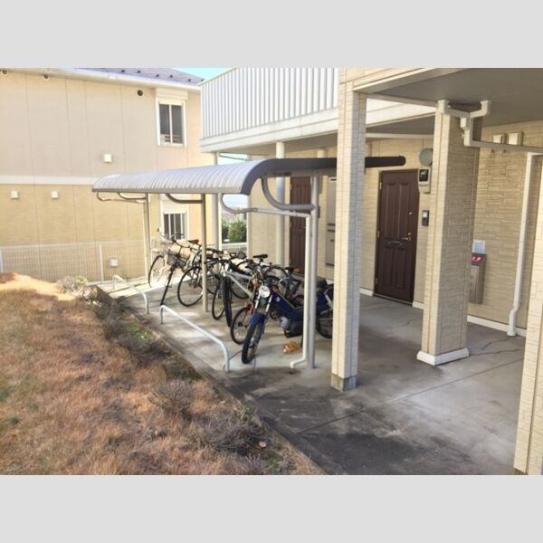 クレール四季彩の丘　弐番館103号室 屋根付き駐輪場