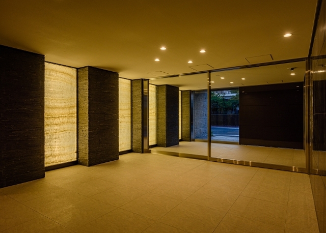 ガーラ・リバーサイド横濱南7階 落ち着きのあるロビーにはカメラ付オートロック完備