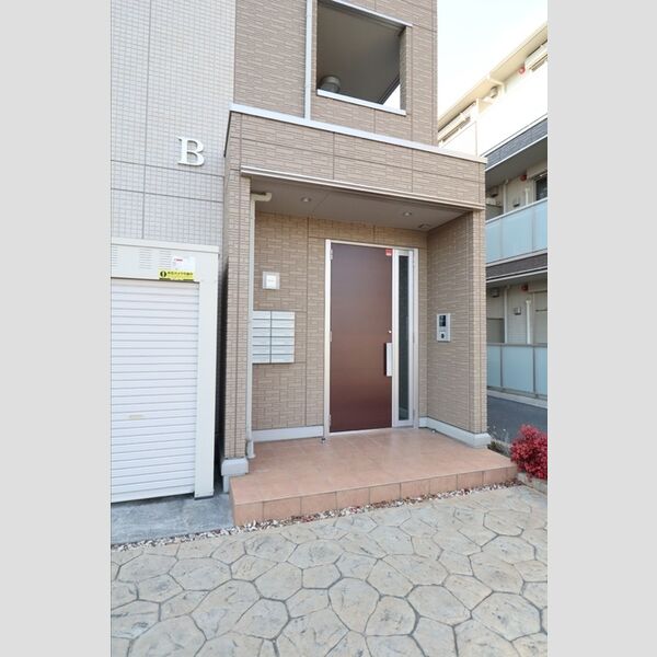 メルヴェーユ三郷中央　A エントランス