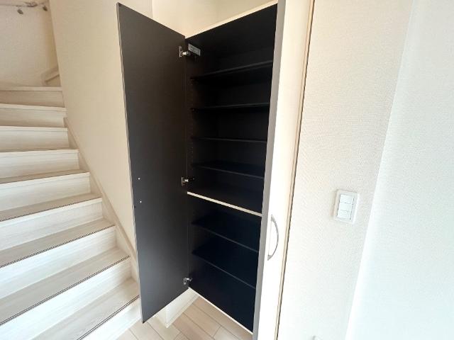 Ｓｍｉｌｅ　ｖｉｌｌａ（スマイル　ヴィラ）202号室 下駄箱