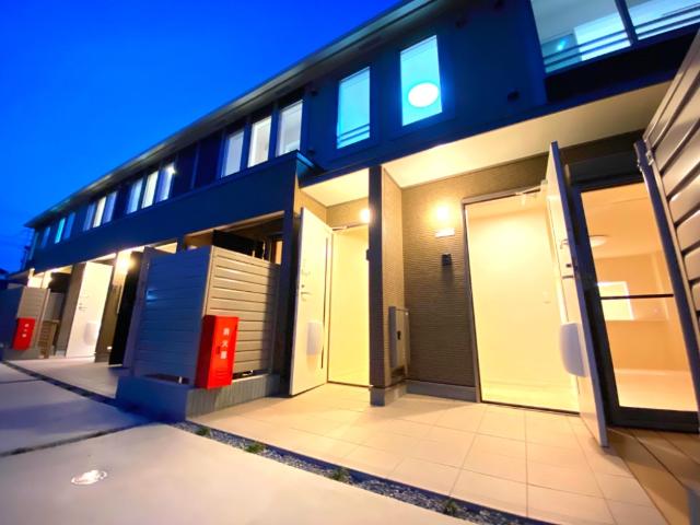 キャトルセゾン105号室 外観写真（夜）
