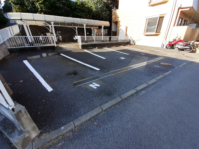 ニューベル湘南2階 駐車場