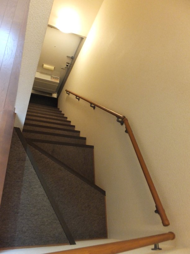 レオパレスＲＩＴＺ－Ⅰ203号室 1階玄関への階段