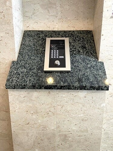 コート新橋5階 オートロック　※2021年4月撮影