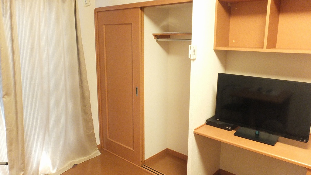 レオパレスパレット壱番館102号室 クローゼット