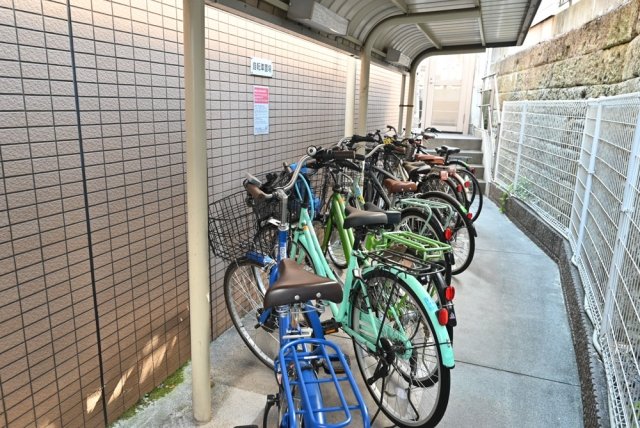 スカイコート市ヶ谷柳町4階 駐輪場