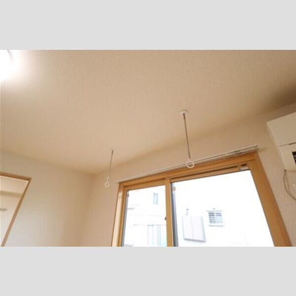 ロイヤルヒルズ春日　ABCDD102号室 室内物干し