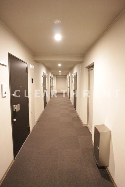 コンシェリア東京 ＡＱＵＡ ＶＥＲＴ6階 ブラウンを基調とした、高級ホテルを思わせるような内廊下