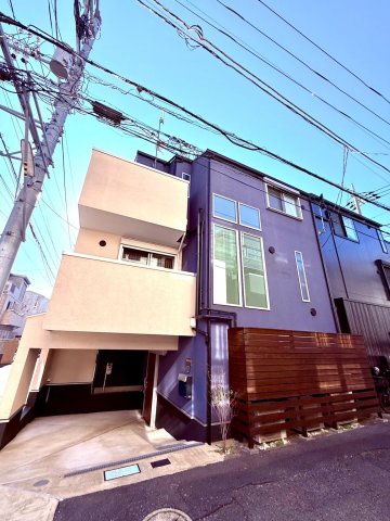 世田谷区三軒茶屋戸建 北東角地に立地