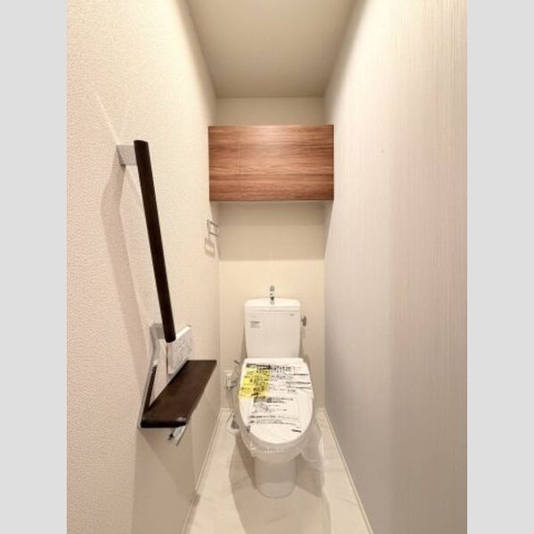 フレジア203号室 トイレ(温水洗浄便座)上部には棚あり♪