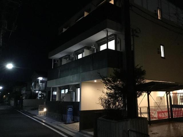 TKM 外観写真（夜）