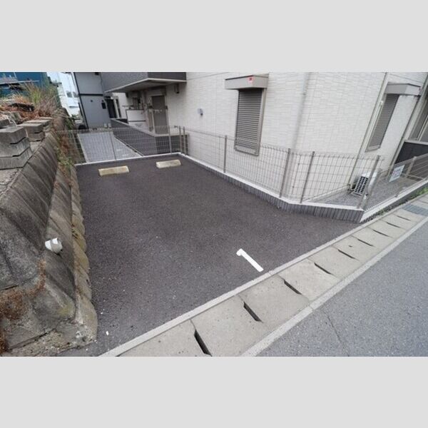 エミネンス101号室 駐車場