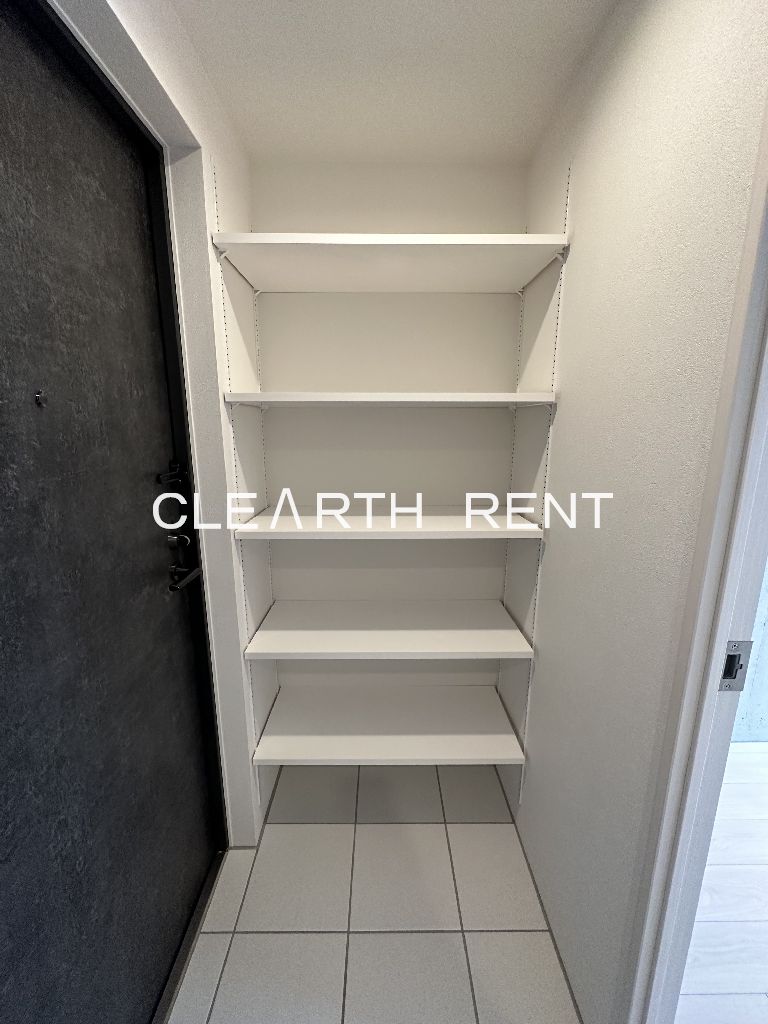 Ｐｒｉｍａｌ 石神井公園2階 白のタイルを基調とした明るい玄関