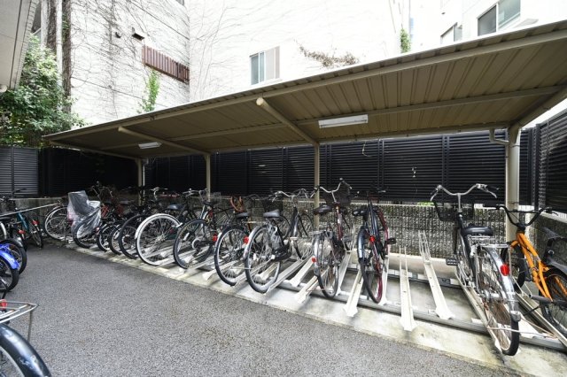 ステージファースト東新宿3階 駐輪場