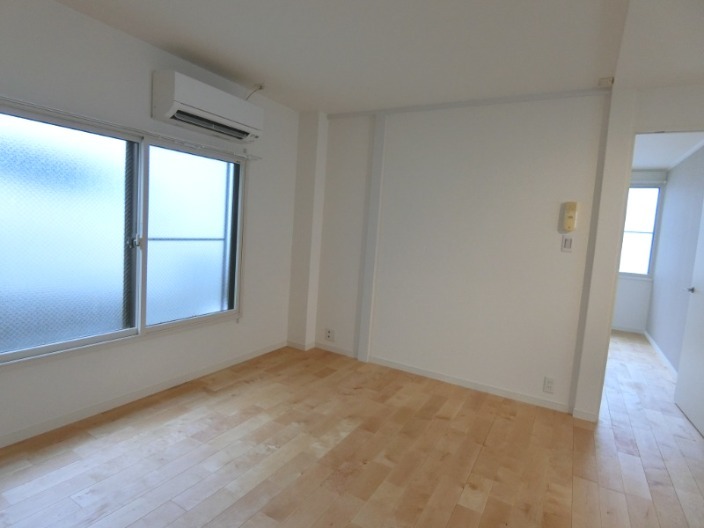 リッチハイツ南行徳Ⅱ 大きな窓から光が差し込むお部屋