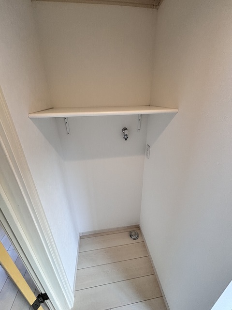 ローズハイツ山手0104号室 室内洗濯機置場　※別号室の参考写真です(現況優先・仕様違いの場合あり)