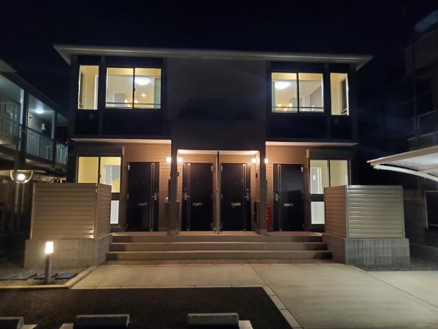 メゾン　ウィステリア202号室 外観写真（夜）