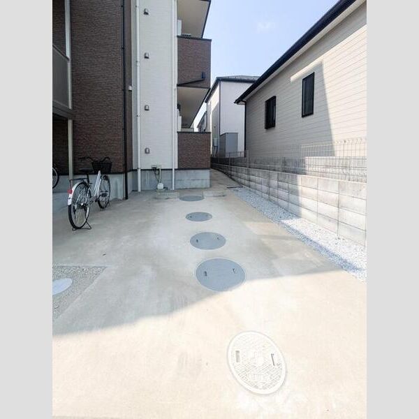 キャメル三郷中央4 駐車場