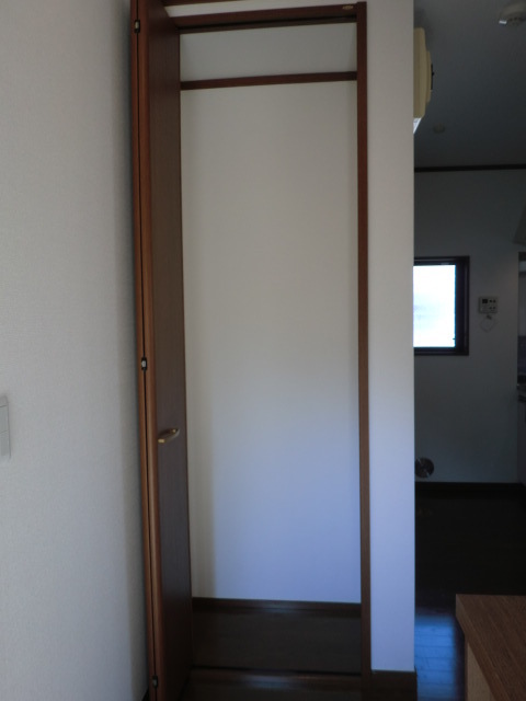 ロンウェル菊名　Ａ棟 玄関収納！高さがあるので様々な用途で使えます。
