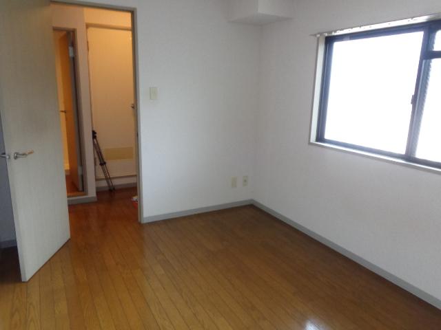 エクレール 日差しが入る洋室