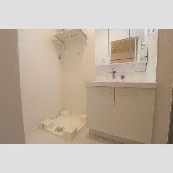 アゼリアエイト　B 洗髪洗面化粧台・洗濯機置き場