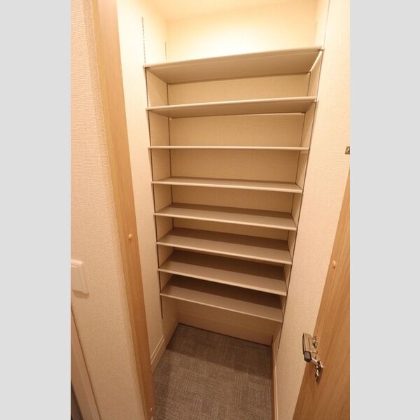 ハーヴェストWEST203号室 シューズクローク♪
