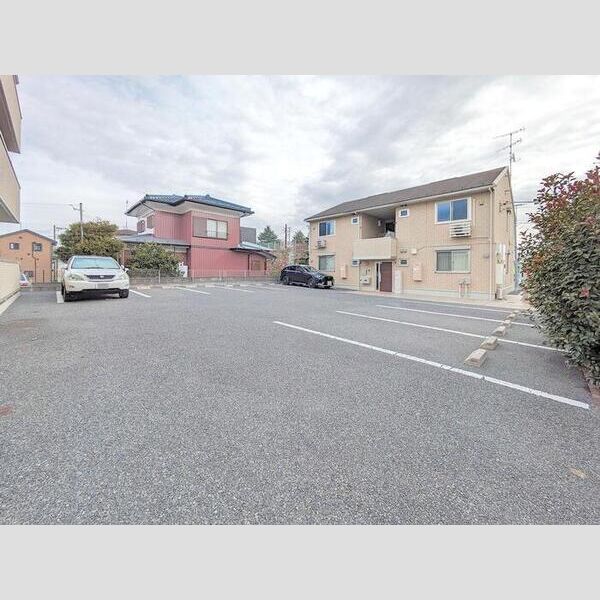 グランドュール302号室 駐車場