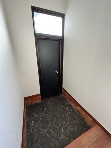 横川町みはらしハウス 玄関はお好みの収納を置いてアレンジ可能です