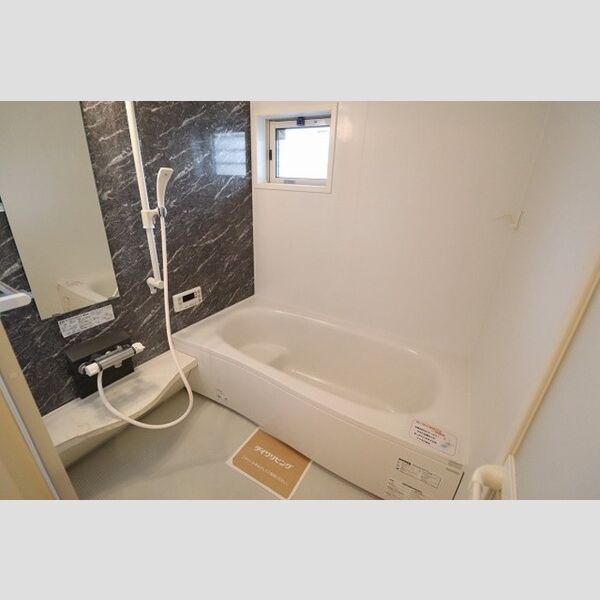 スカイコート102号室 追い焚き機能付き一坪風呂(窓付き)