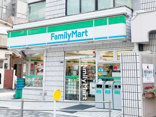 ライオンズアイル赤坂 【コンビニエンスストア】ファミリーマート 六本木三丁目店まで1133ｍ