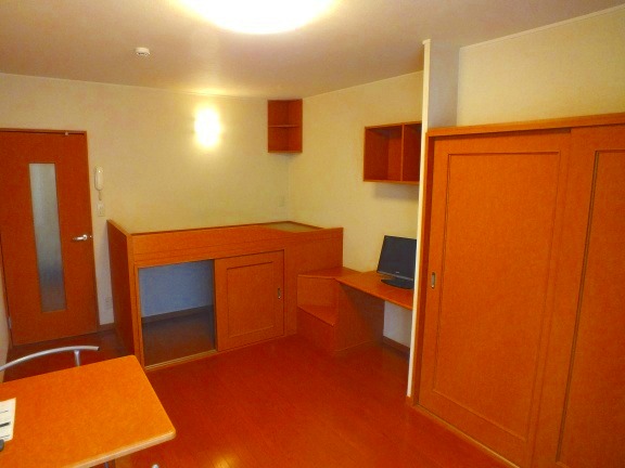 レオパレスアバンティ 1Fフローリング2F絨毯