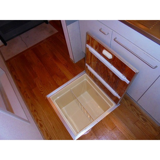 ハーミテイジＫＵＲＯＩＷＡ0102号室 床下収納