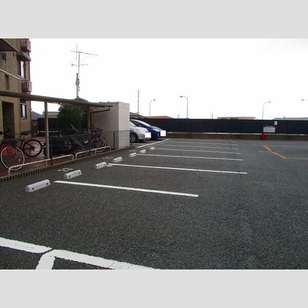 ルヴァン コート　弐番館 駐車場