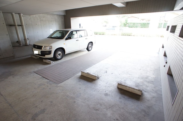 マリンパレス登戸 敷地内駐車場あります