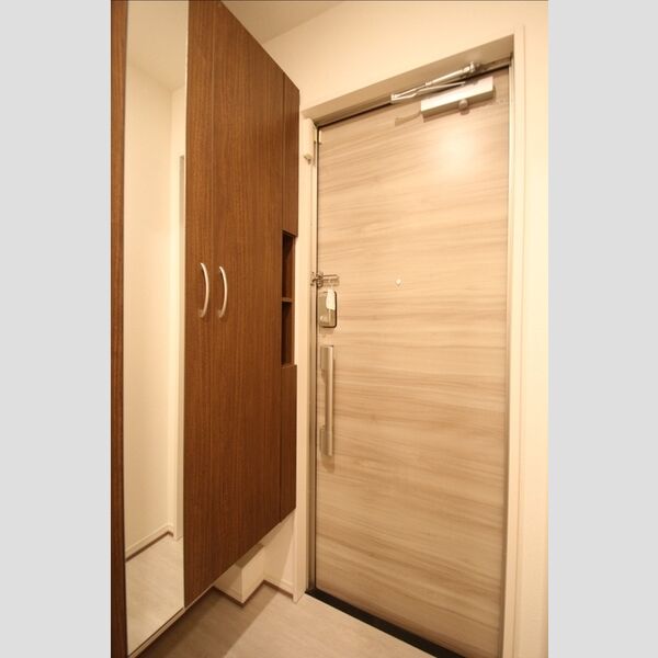 アヴァンス千住緑町 玄関には姿見付きシューズボックス