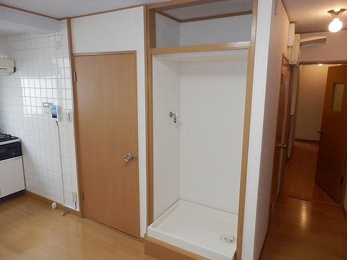 浅野レジデンス2階 室内洗濯機置場　※2021年7月撮影