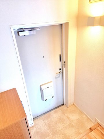 グランドハイツ原宿302号室 明るく清楚な玄関