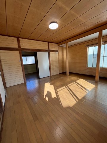 鳩ケ谷戸建 明るく広いバルコニーにつながる2階の部屋