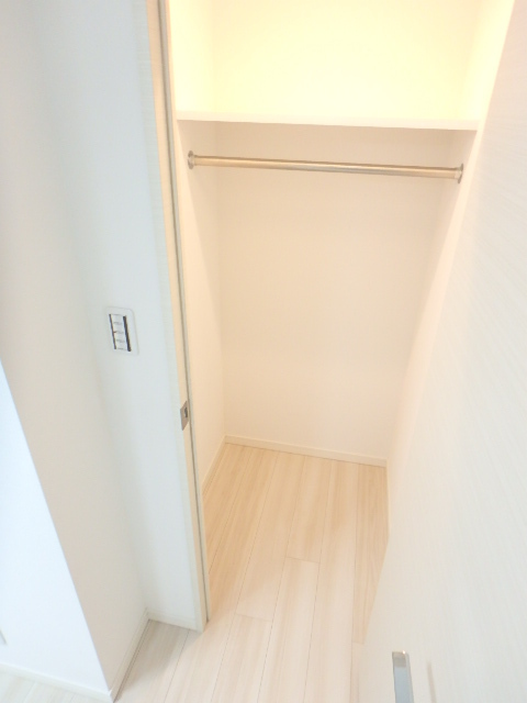 ガーラ・ヴィスタ練馬5階 パイプ付ウォークインクローゼット/上段にも収納あり