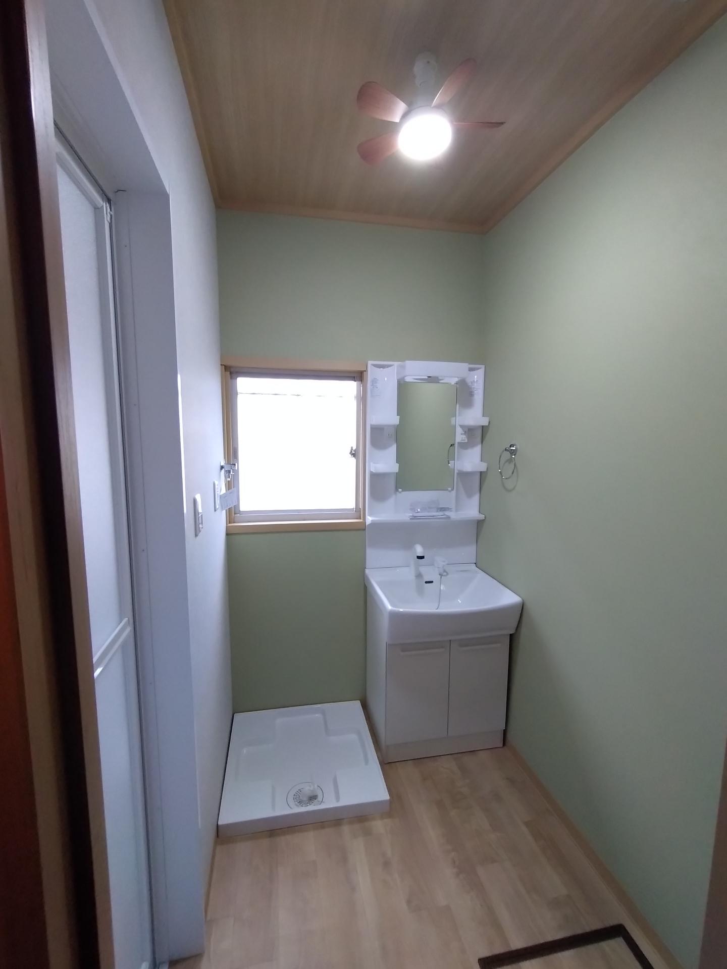 こもれびの丘のオリビア 独立洗面台と室内洗濯機置き場を新設！照明もプレゼント。