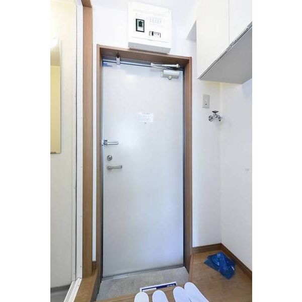 フェリスアストル0101号室 玄関