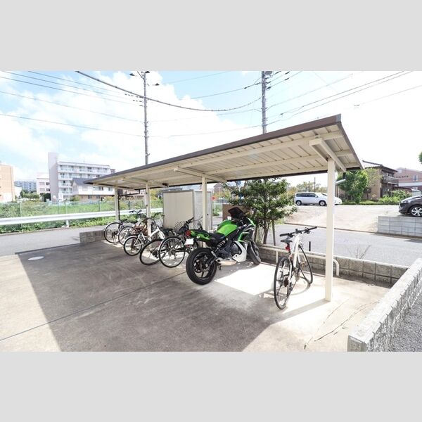 R.ザウバー 駐輪場