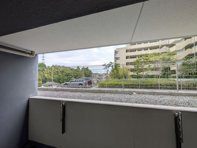 ザ・パークハウス上麻生119号室 バルコニー眺望　人の通りを感じない1階　2025年10月撮影