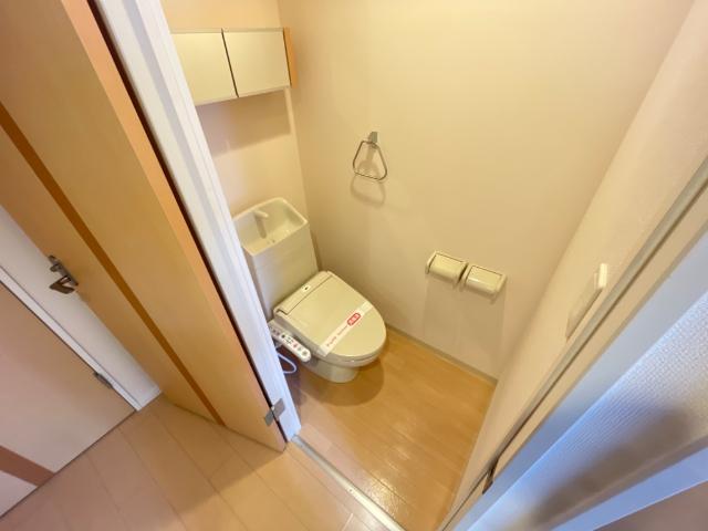 アンビシャス千葉城前202号室 シャワー付トイレ